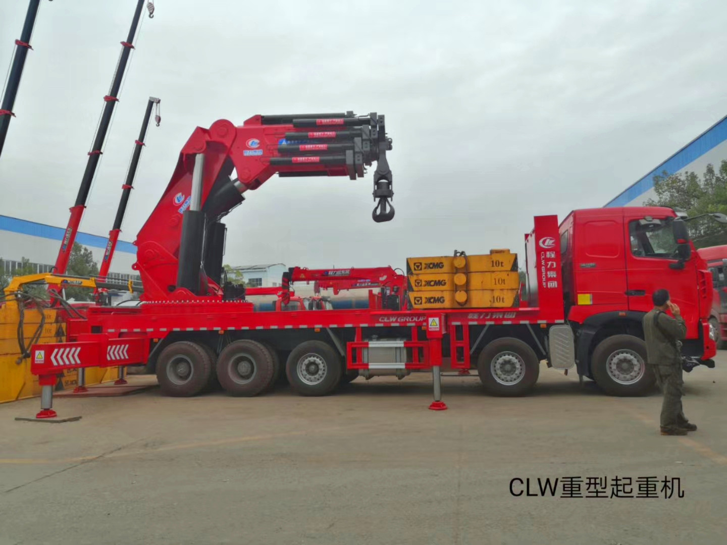 12米紅色重汽豪沃國六120噸折臂吊工程機(jī)械設(shè)備出租